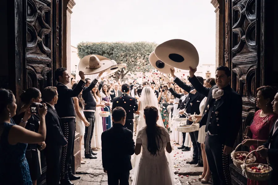 Auszug des Brautpaars aus der Kirche unter Sombreros und Blütenregen, Destination Wedding