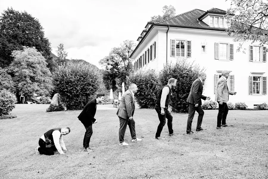 Bräutigam und Trauzeugen als Evolution des Menschen, humorvolles Hochzeitsfoto