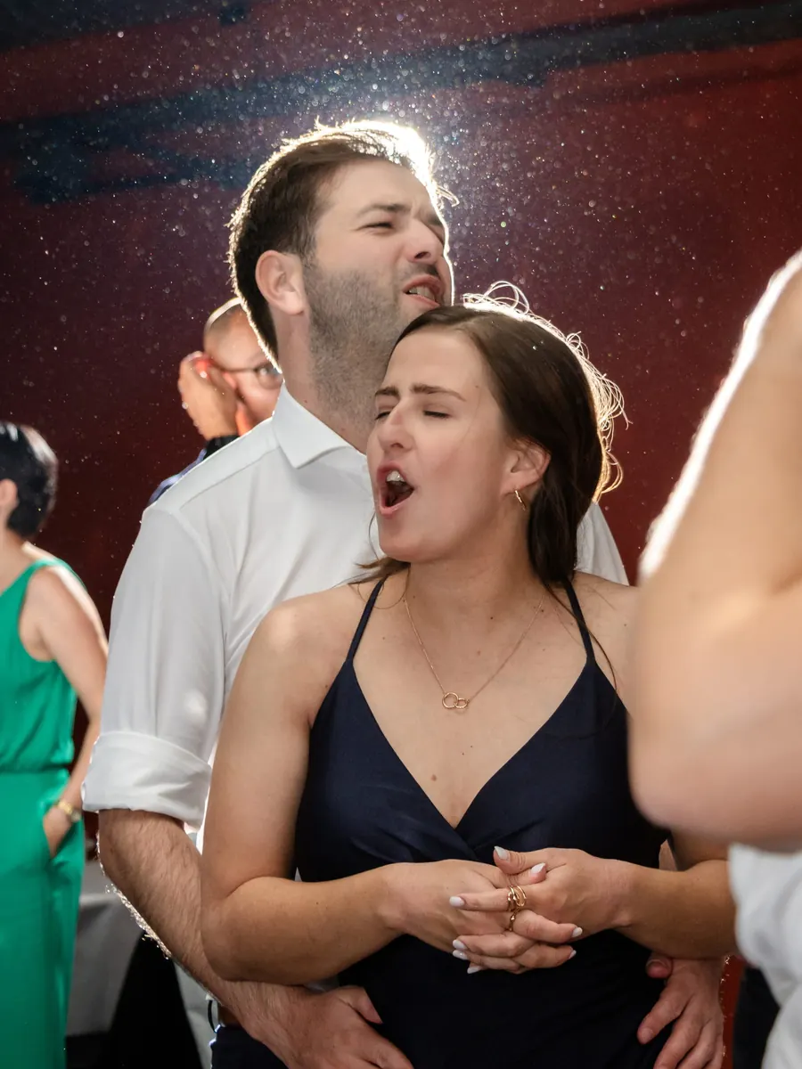 Gäste singen ausgelassen auf der Tanzfläche, Hochzeitsparty im Festzelt